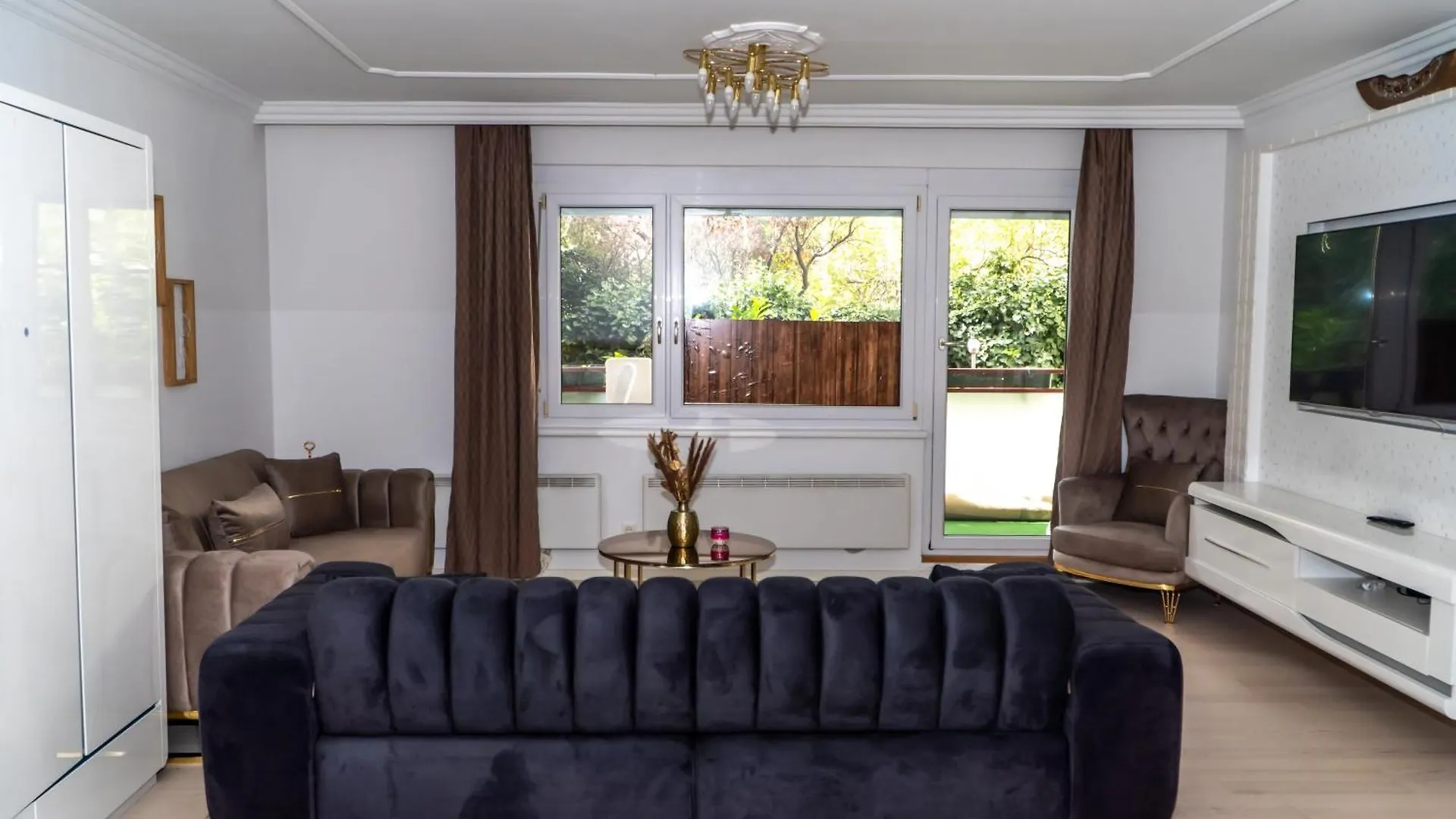Spacious Apartment 5 Minutes To Wiener Stadthalle contacts